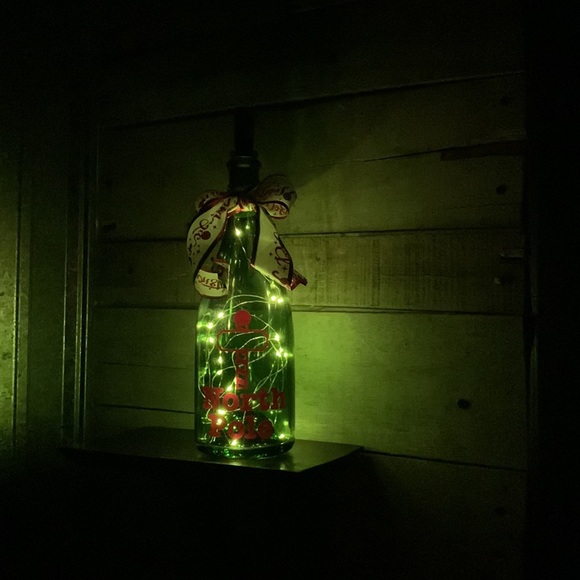 Green ‘North Pole’ champagne bottle lantern - Picture 7 of 10